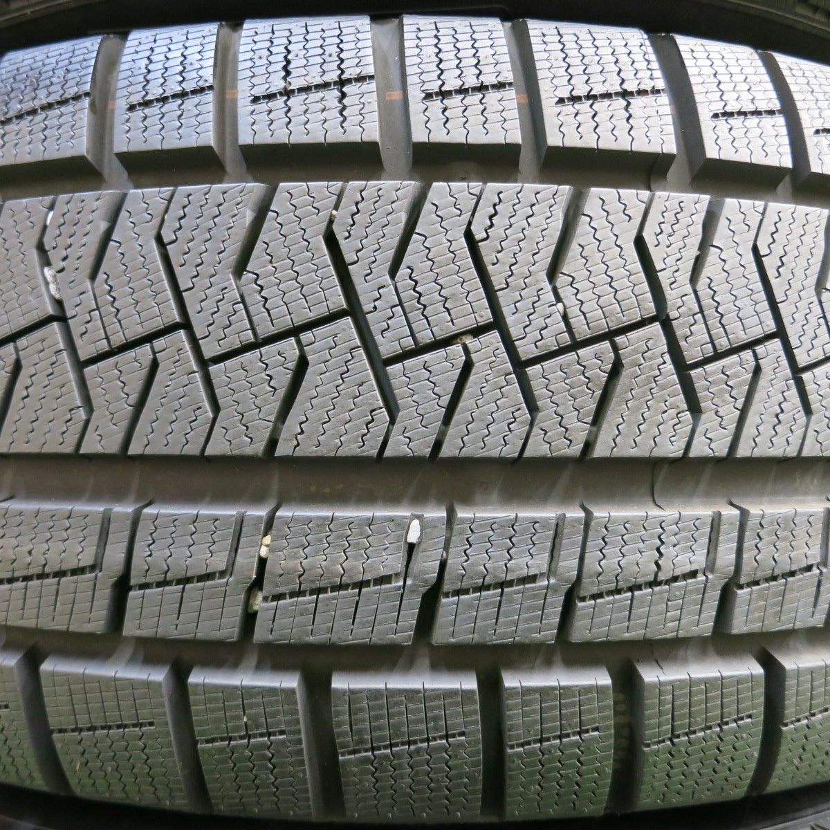 *送料無料* バリ溝！21年！キレイ！ほぼ10分★スタッドレス 215/60R16 ピレリ アイスアシンメトリコ プラス VELVA ヴェルヴァ 16インチ PCD114.3/5H★4042914イス