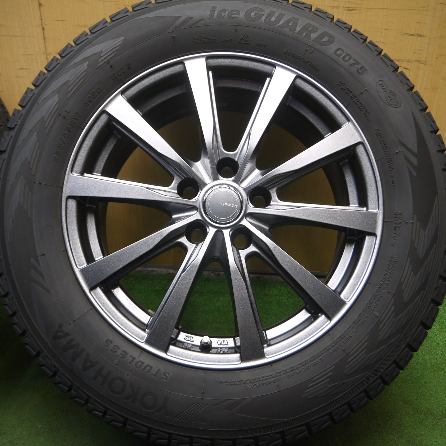 *送料無料* バリ溝！キレイ！9.5分★スタッドレス 225/65R17 ヨコハマ アイスガード G075 GRASS グラス 17インチ PCD114.3/5H★4072405Hス