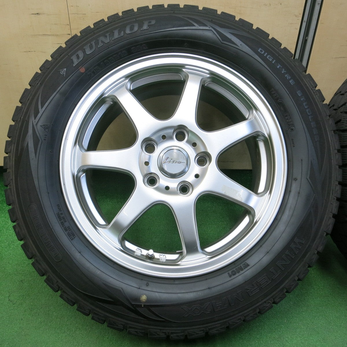 *送料無料* バリ溝！8.5分★スタッドレス 215/65R16 ダンロップ ウインターマックス WM01 Lizea リゼア 16インチ PCD114.3/5H★4042702イス