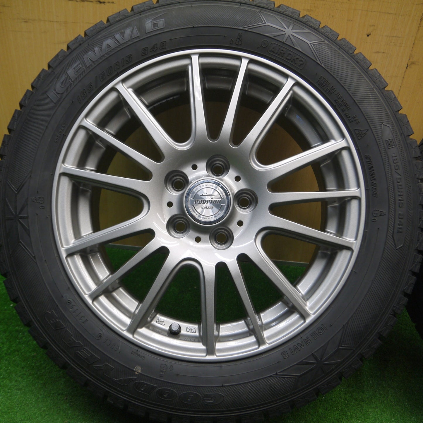 [送料無料] バリ溝！キレイ！9.5分以上★シエンタ等 185/60R15 スタッドレス グッドイヤー アイスナビ6 ravrion selzer ラブリオン 15インチ PCD100/5H★4112201Hス