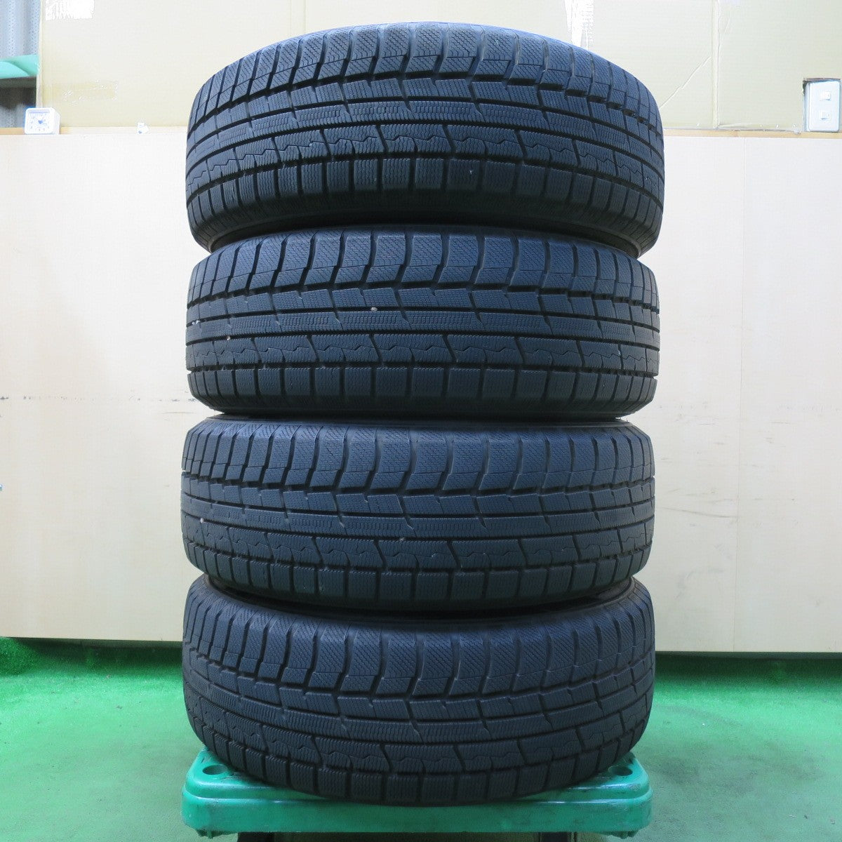 [送料無料] バリ溝！23年！ほぼ10分★スタッドレス 215/60R17 トーヨー ウインタートランパス TX FEID 17インチ PCD114.3/5H★4102906イス