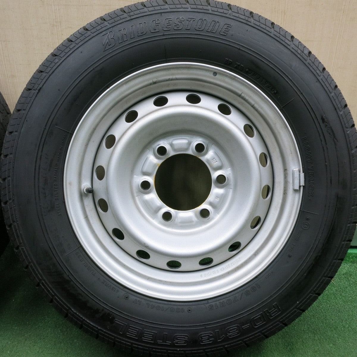 *送料無料* 超バリ溝！20年！新車外し★195/70R15 106/104L ブリヂストン RD-613 STEEL スチール 15インチ PCD139.7/6H カムロード 等★4062803HAノ