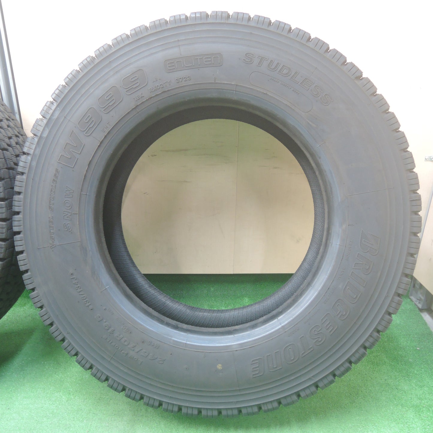 *送料無料* バリ溝！23年！9.5分★トラック タイヤ 245/70R19.5 136/134J スタッドレス ブリヂストン W999 19.5インチ★4042405KMスタ