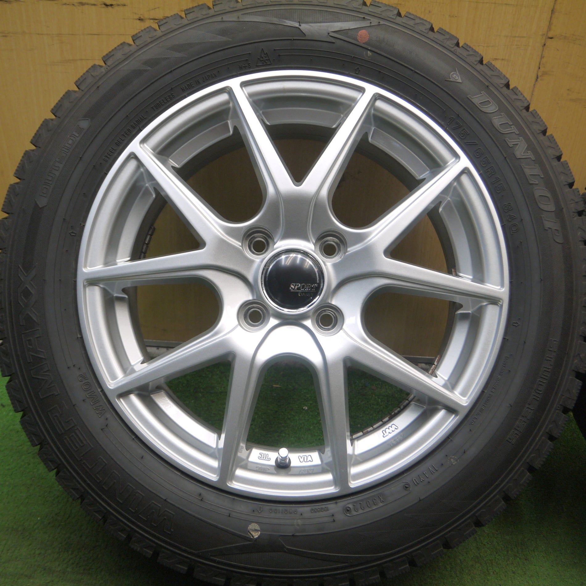 *送料無料* バリ溝！22年！キレイ！9.5分★スタッドレス 175/65R15 ダンロップ ウインターマックス WM02 SPORT DAISY  15インチ PCD100/4H★4061702Hス