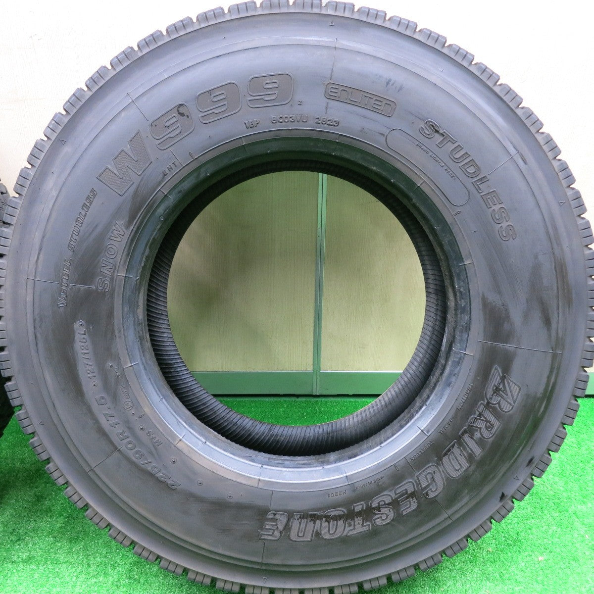 *送料無料* バリ溝！23年！8.5分★トラック タイヤ 225/90R17.5 127/125L スタッドレス ブリヂストン W999 17.5インチ★4080704HAスタ