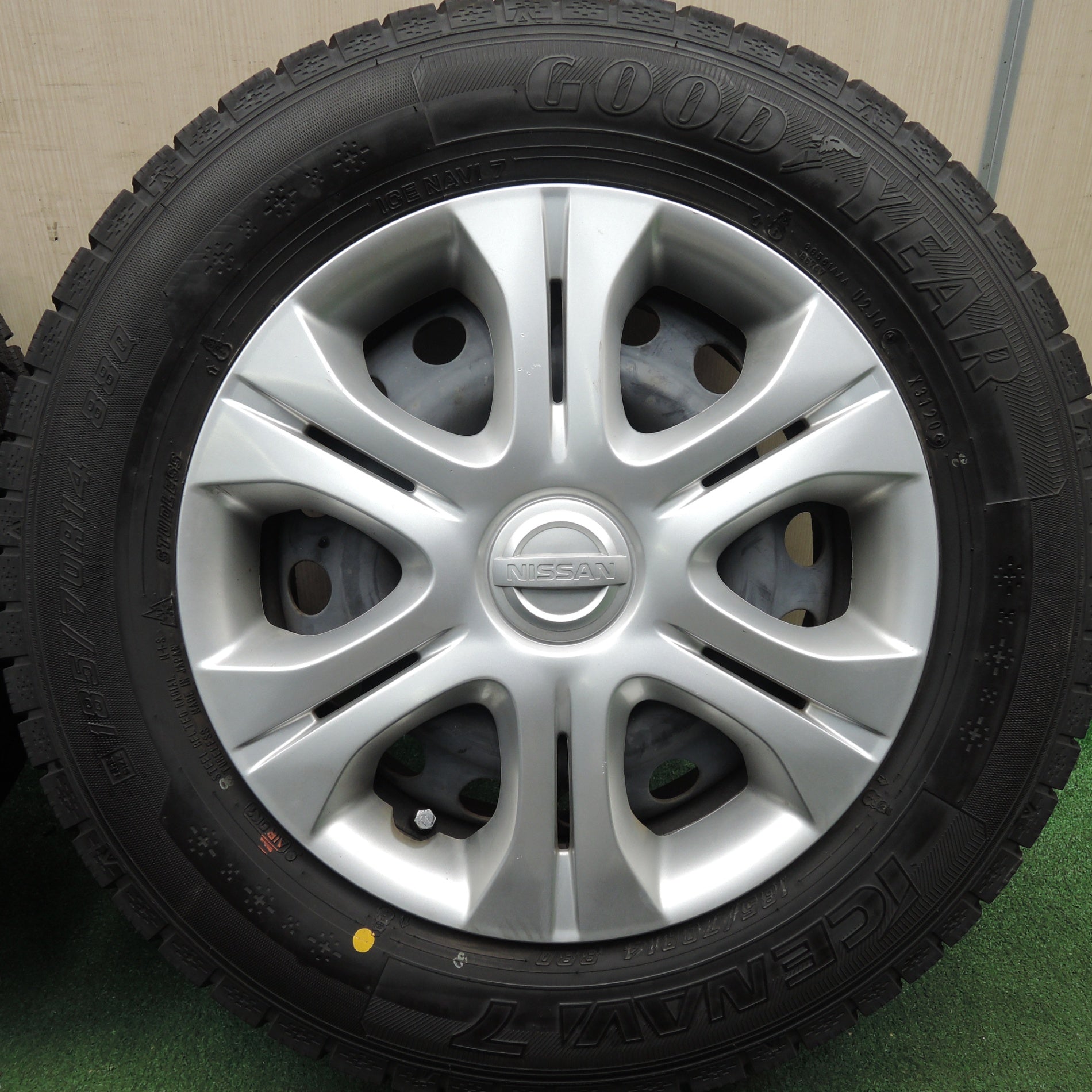 *送料無料* バリ溝！20年！ほぼ10分★日産 ノート 純正 スチール 185/70R14 スタッドレス グッドイヤー アイスナビ7 14インチ  PCD100/4H★4031607HAス