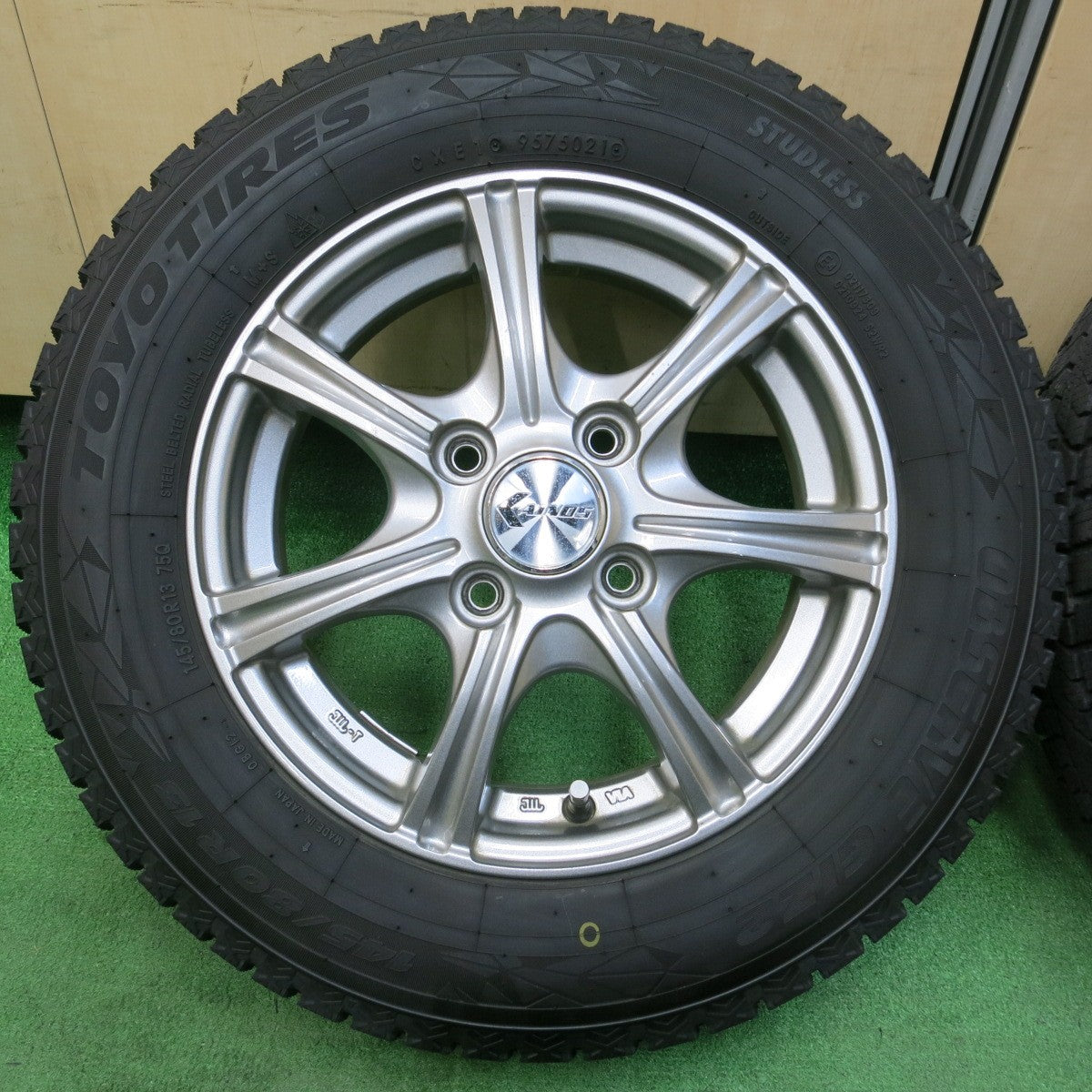 *送料無料* バリ溝！21年！キレイ！9.5分以上★スタッドレス 145/80R13 トーヨー オブザーブ GIZ2 AINOS アイノス 13インチ PCD100/4H★4041010イス