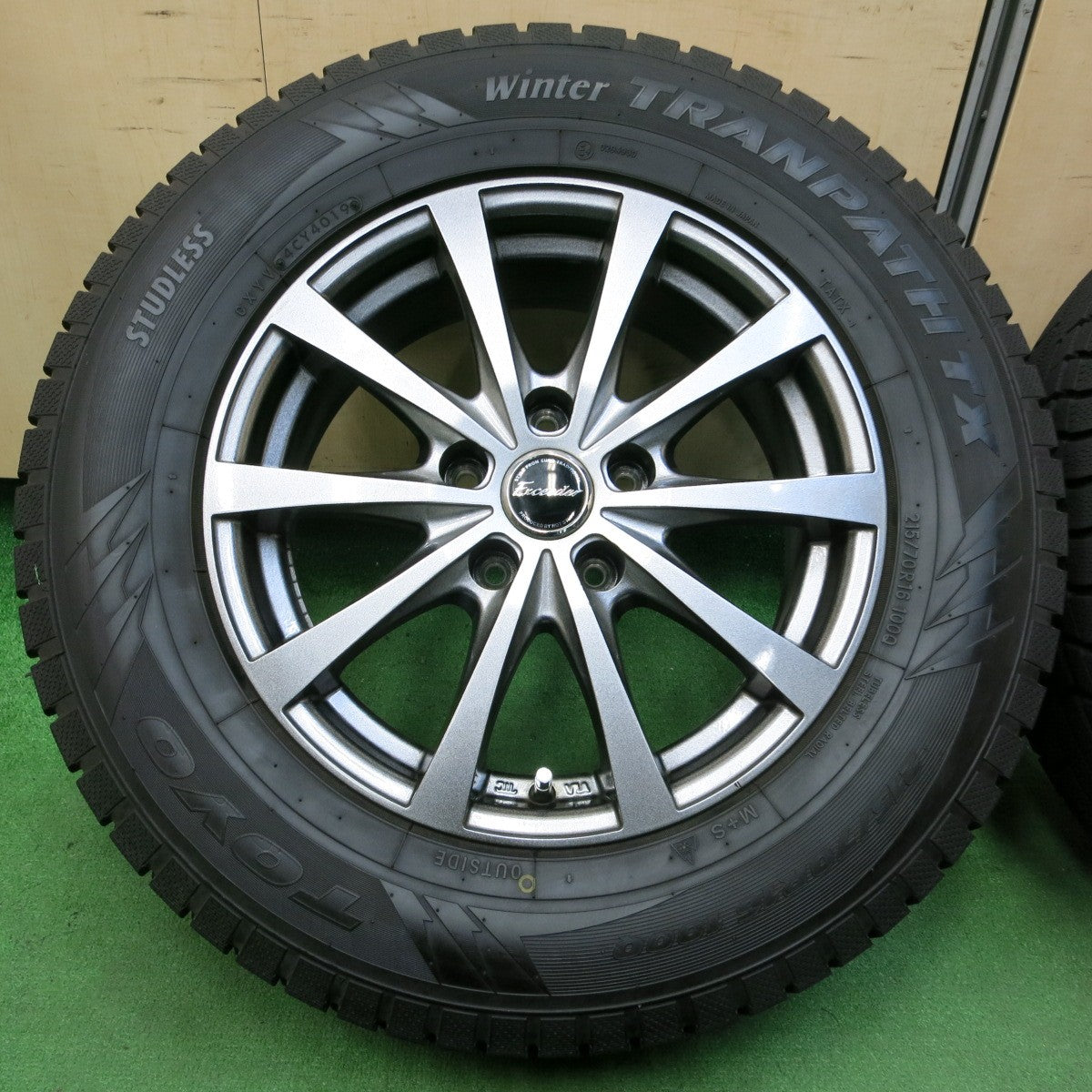 *送料無料* バリ溝！キレイ！9.5分★スタッドレス 215/70R16 トーヨー ウインタートランパス TX Exceeder エクシーダー 16インチ PCD114.3/5H★4051706イス