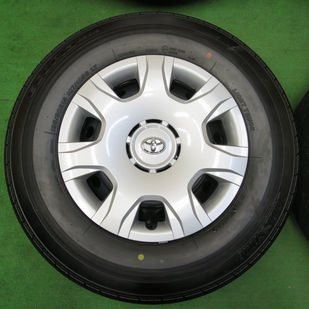 *送料無料* 新車外し！24年★トヨタ 200系 ハイエース 純正 スチール 195/80R15 107/105S ブリヂストン エコピア RD613 PCD139.7/6H★4081703イノ