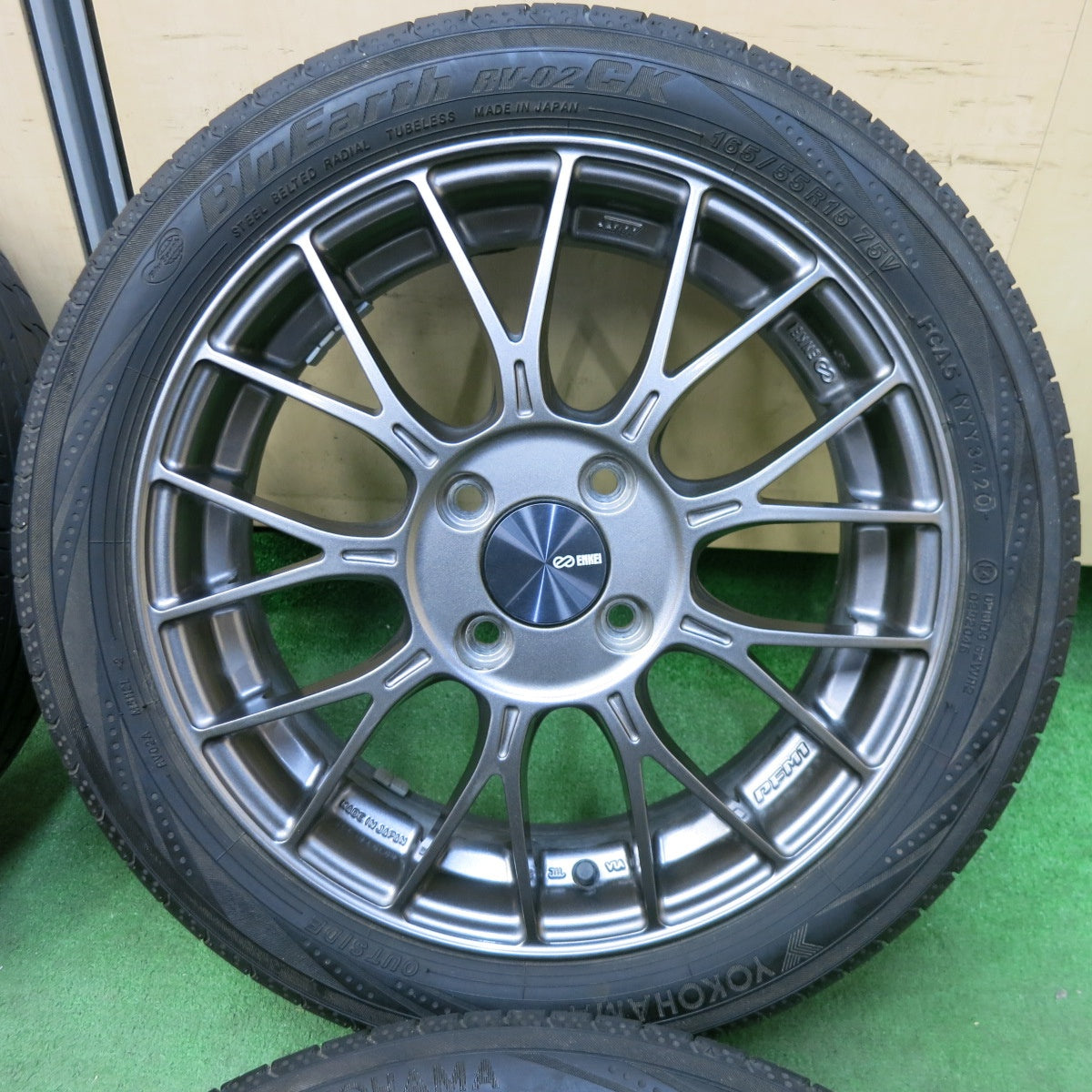 [送料無料] バリ溝！キレイ！9分★ENKEI PFM1 165/55R15 ヨコハマ ブルーアース RV-02 CK エンケイ 軽自動車 タント スペーシア等 PCD100/4H★5011712SYノ