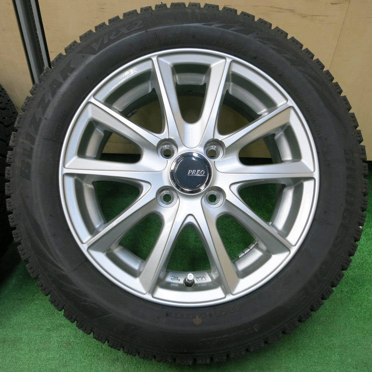 *送料無料* バリ溝！22年！キレイ！ほぼ10分★スタッドレス 165/65R14 ブリヂストン ブリザック VRX2 PREO プレオ 14インチ PCD100/4H★4031905イス