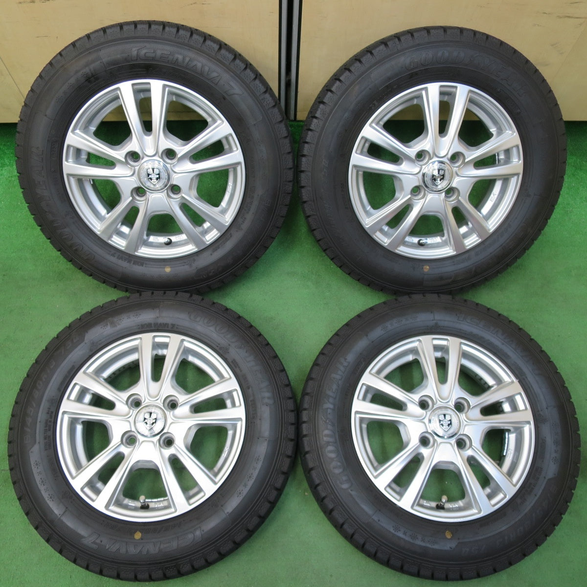 [送料無料] 超バリ溝！23年！キレイ！ほぼ10分★スタッドレス 145/80R13 グッドイヤー アイスナビ7 JOKER ジョーカー 13インチ PCD100/4H★4120610イス