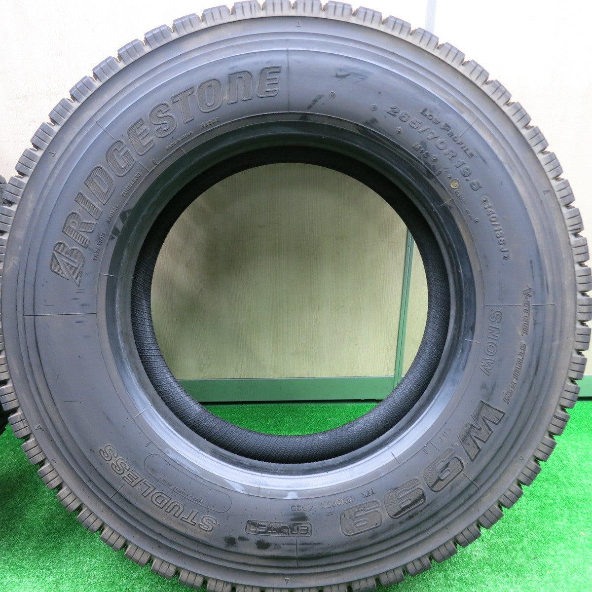 *送料無料* バリ溝！23年！9.5分★トラック タイヤ 265/70R19.5 140/138J スタッドレス ブリヂストン W999 19.5インチ★4080607HAスタ