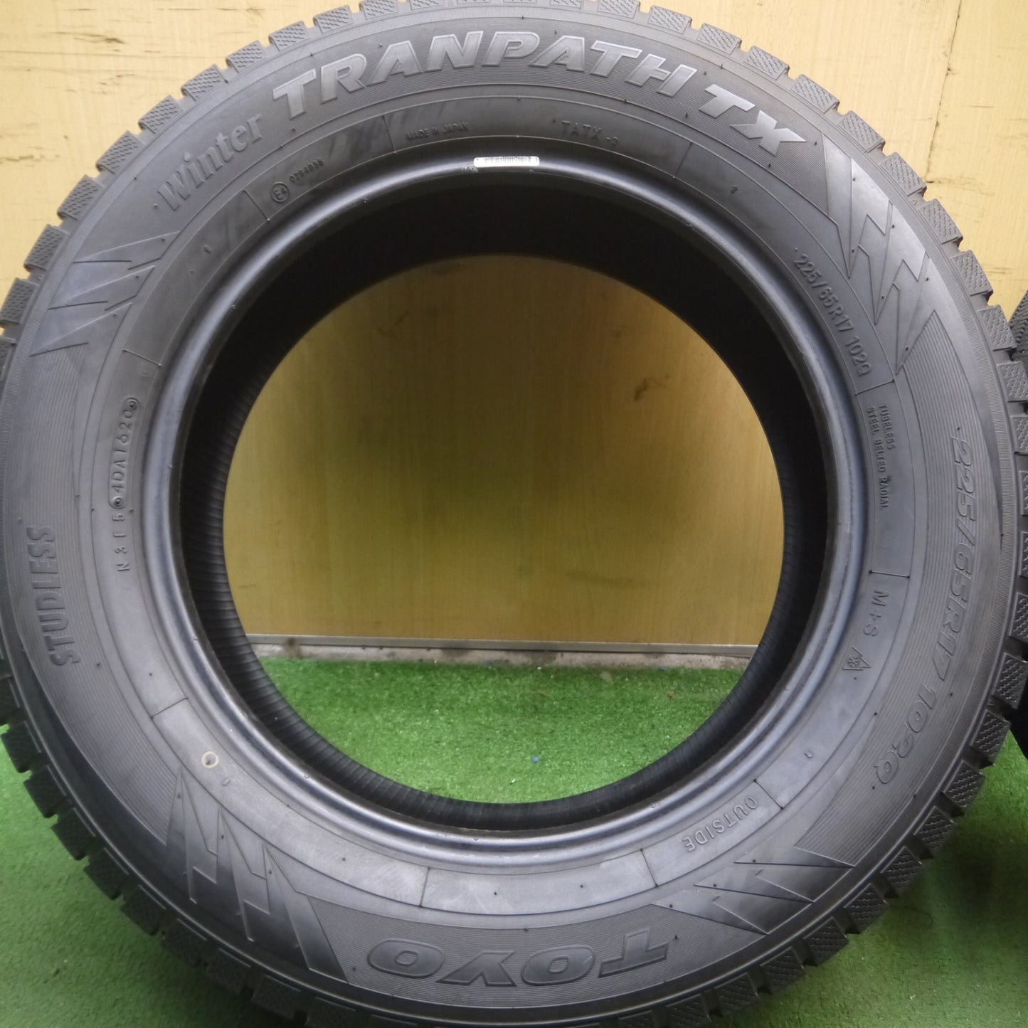 *送料無料* バリ溝！20年！9.5分★スタッドレス 225/65R17 トーヨー ウインター トランパス TX タイヤ 17インチ ハリアー RAV4 等★4042304Hスタ