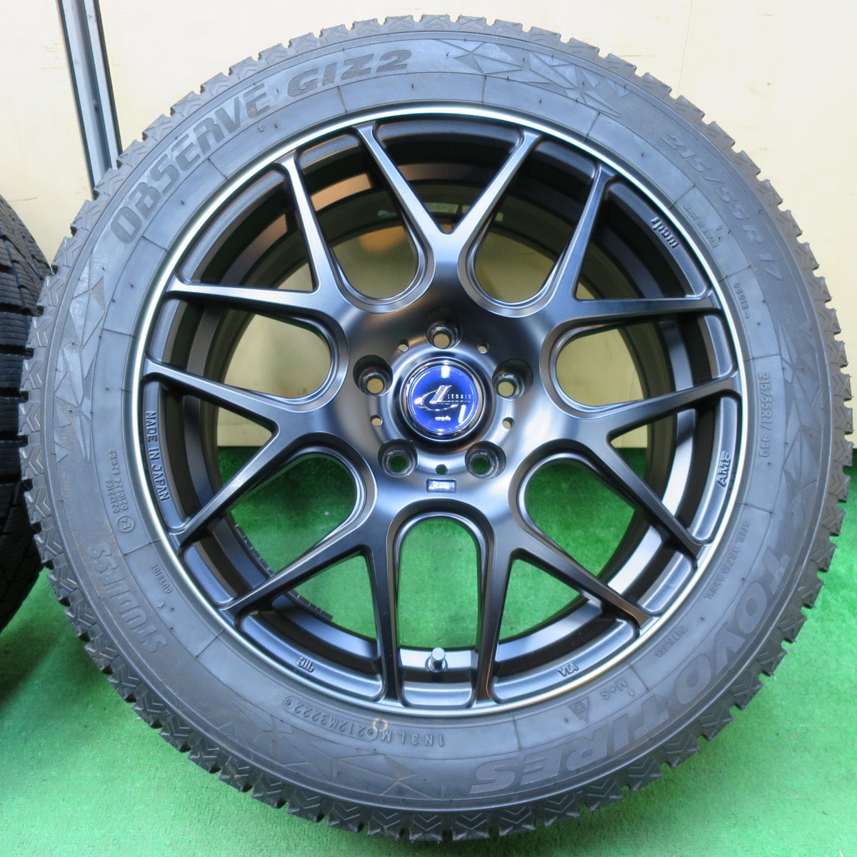 *送料無料* バリ溝！22年！キレイ！ほぼ10分★スタッドレス LEONIS NAVIA06 215/55R17 トーヨー オブザーブ GIZ2 AMF レオニス ナヴィア PCD114.3/5H★4060801イス