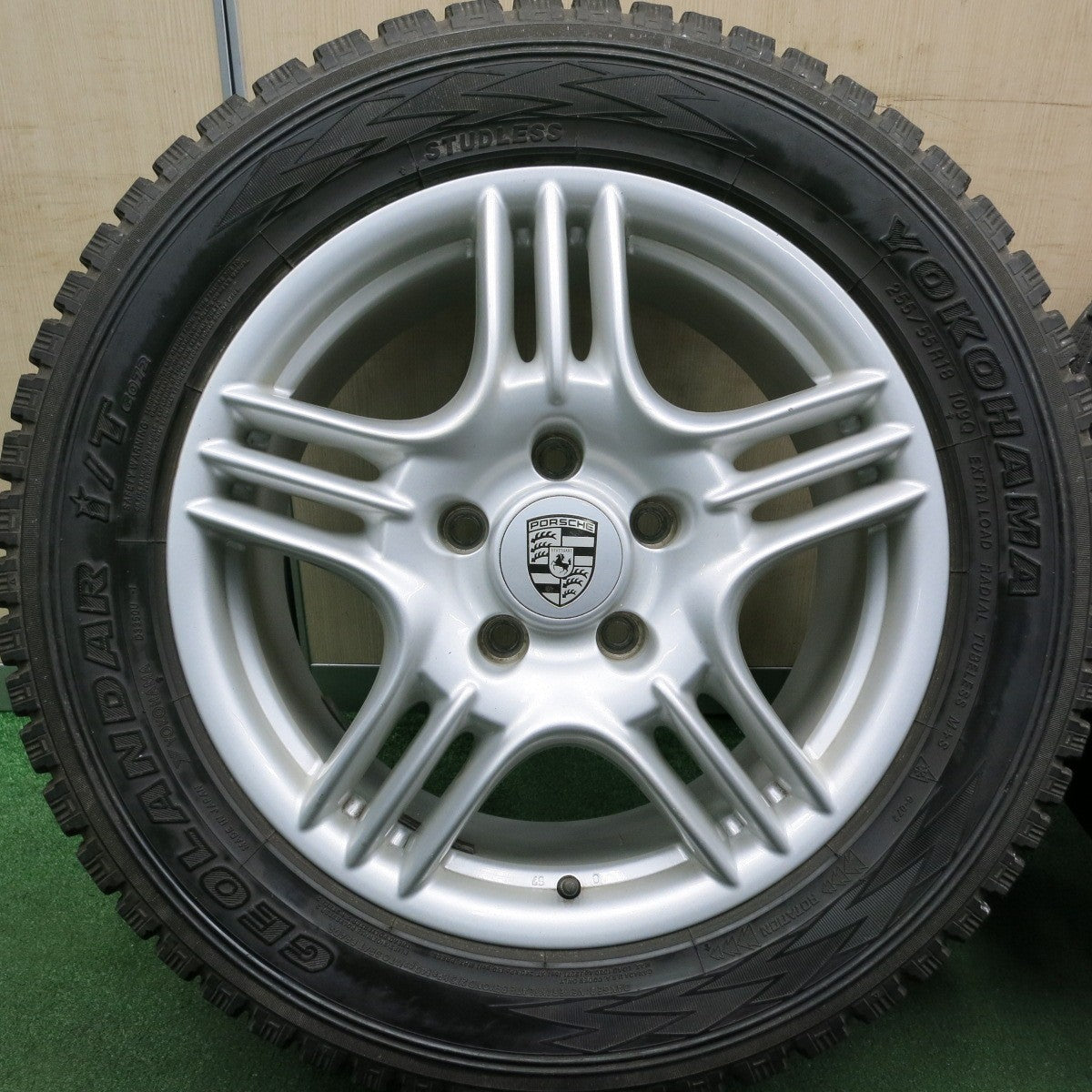 *送料無料* バリ溝！8.5分★ポルシェ カイエン 純正 255/55R18 スタッドレス ヨコハマ ジオランダー i/T G072 18インチ PCD130/5H★4051901HAス