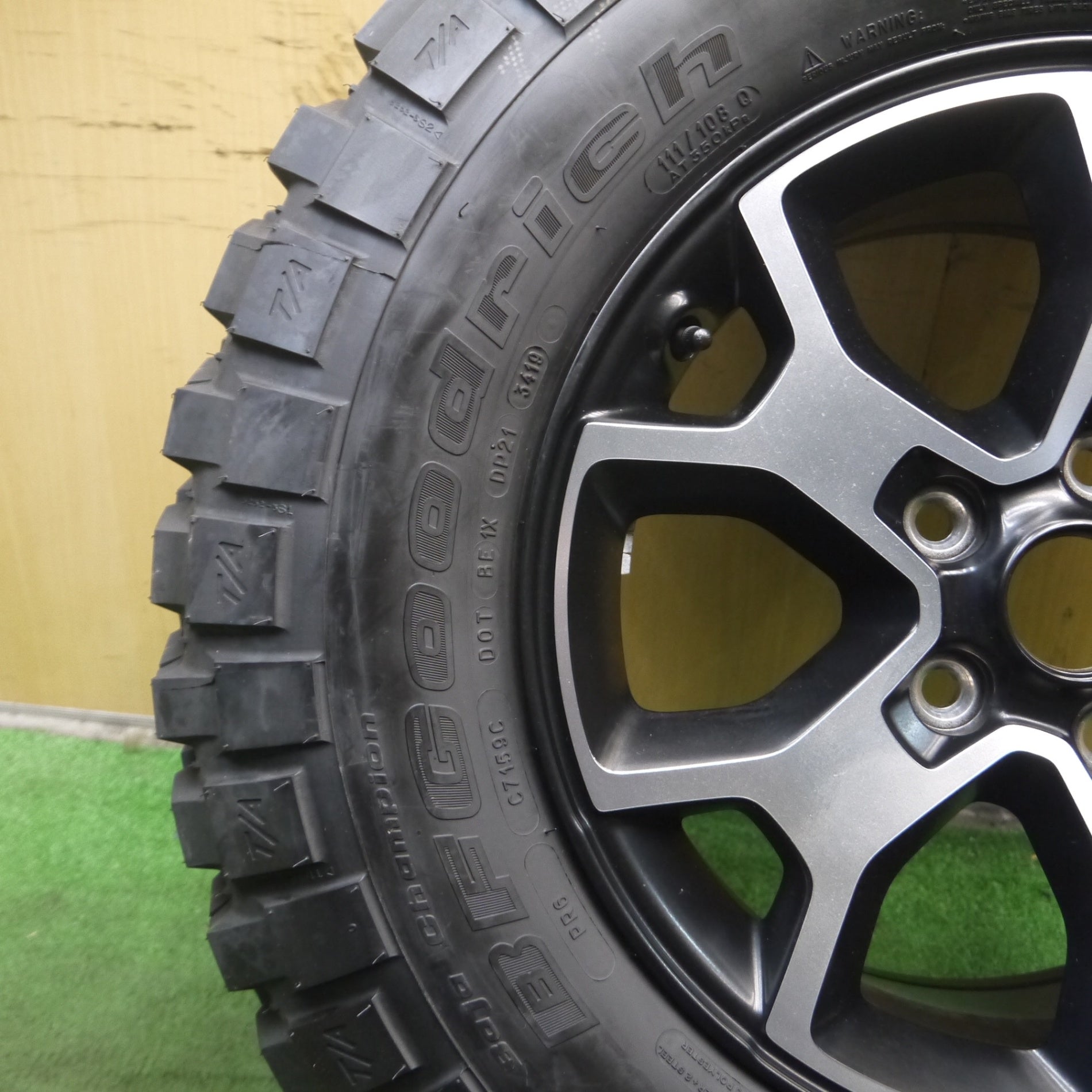 *送料無料* 新車外し★ジープ ラングラーアンリミテッド ルビコン 純正 255/75R17 BFグッドリッチ Mud-Terrain T/A KM2  PCD127/5H★4031906Hノ