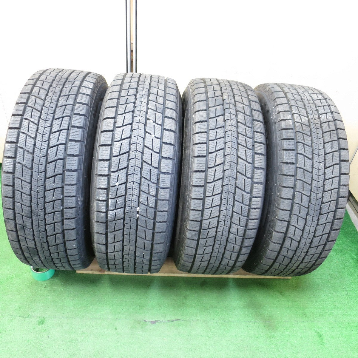 *送料無料* バリ溝！21年！キレイ！9.5分以上★ランクル等 265/65R17 スタッドレス ダンロップ ウインターマックス SJ8 B-MUD X PCD139.7/6H★4042205KMス