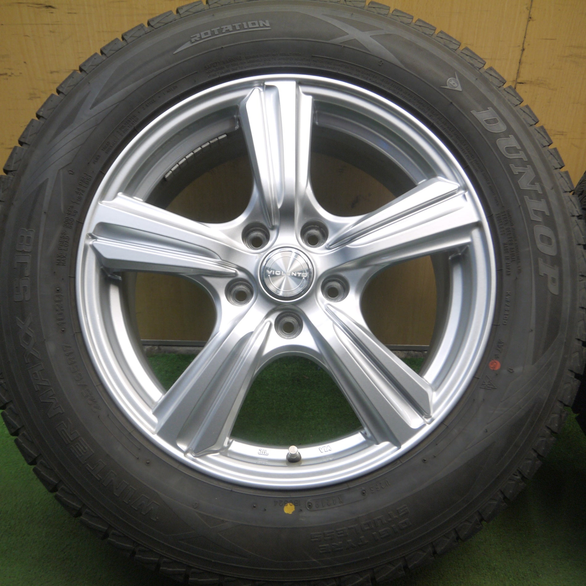 *送料無料* バリ溝！キレイ！9.5分★スタッドレス 225/65R17 ダンロップ ウインターマックス SJ8 VIOLENTO ヴィオレント  17インチ PCD114.3/5H★4031508Hス