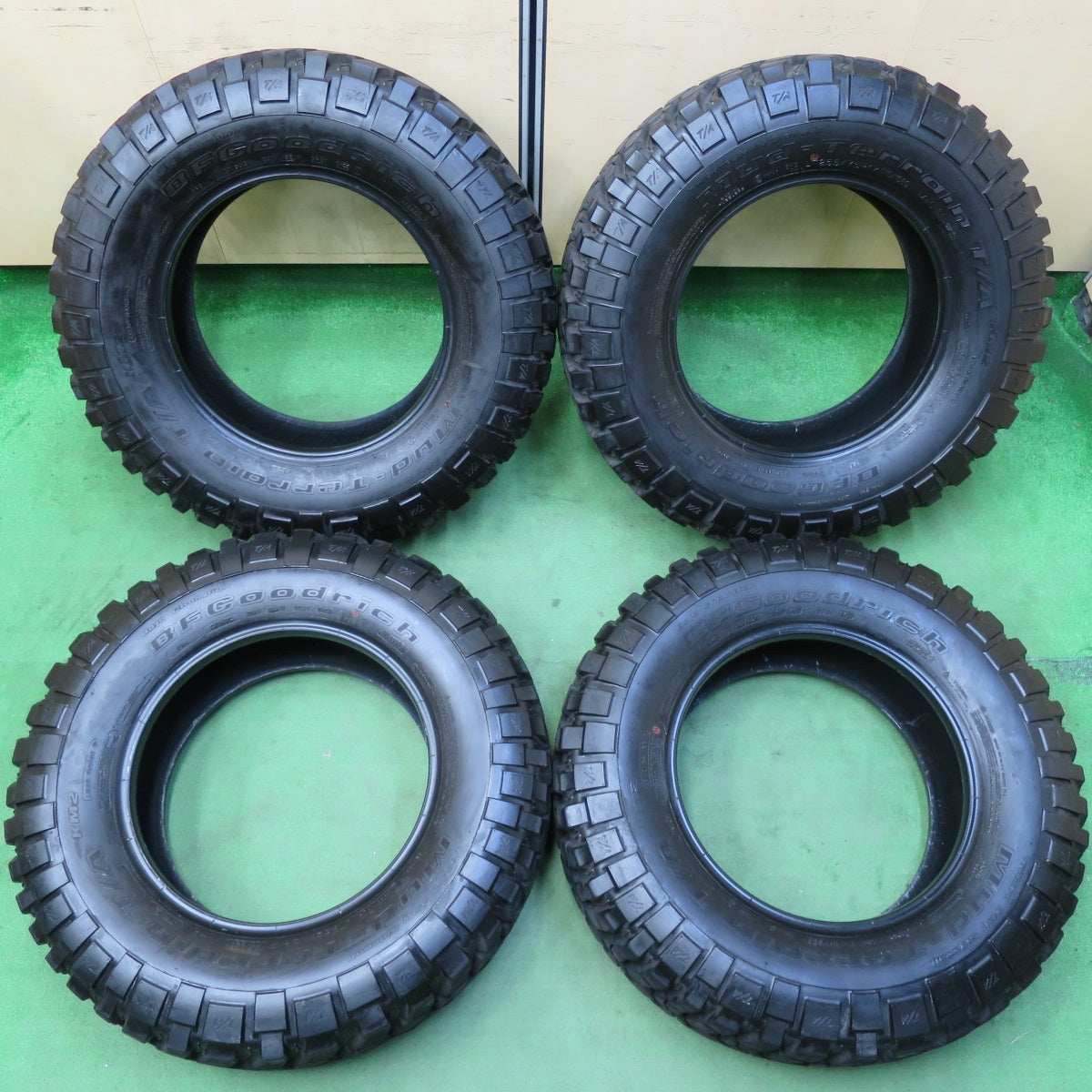 [送料無料] バリ溝！23年！9.5分★255/75R17 111/108Q BFグッドリッチ Mud-Terrain T/A KM2 タイヤ 17インチ ランクル プラド ジープ ラングラー 等★4101105イノタ