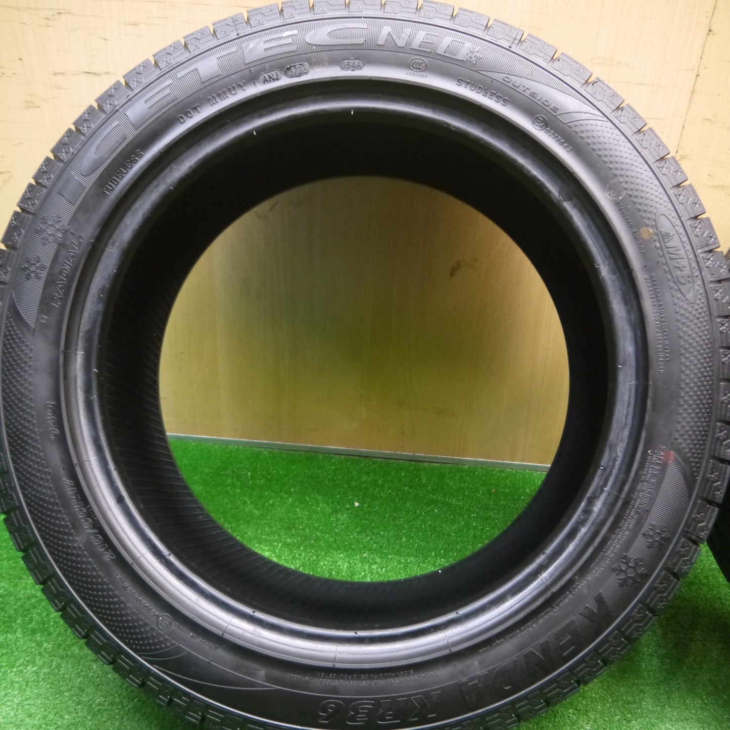 [送料無料] バリ溝！23年！9.5分★スタッドレス 215/55R17 ケンダ KR36 アイステック ネオ 17インチ カムリ クラウン オデッセイ 等★4101608Hスタ