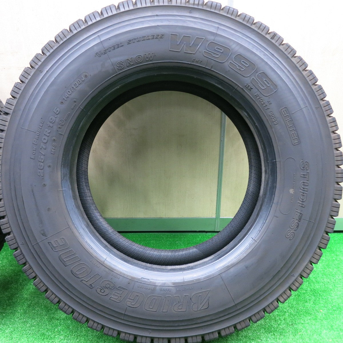 *送料無料* バリ溝！23年！9分★トラック タイヤ 265/70R19.5 140/138J スタッドレス ブリヂストン W999 19.5インチ★4080608HAスタ