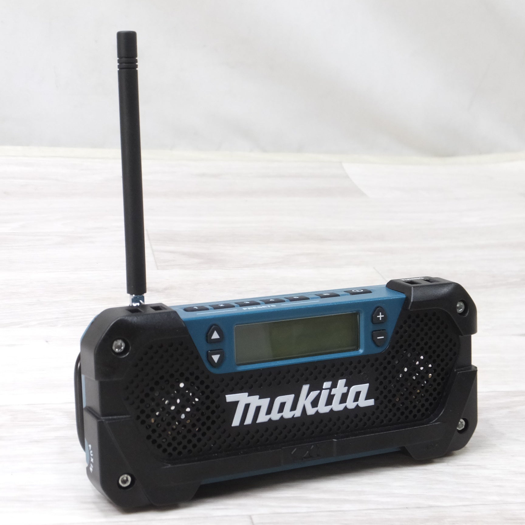 送料無料] 美品◇マキタ 充電式 ラジオ MR052 本体のみ 10.8V