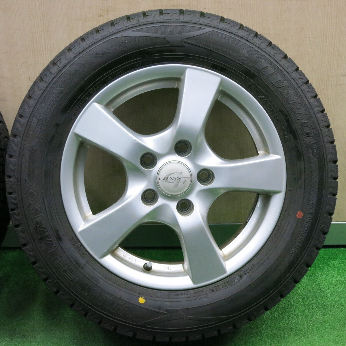 [送料無料] 超バリ溝！23年！キレイ！9.5分以上★スタッドレス 195/65R15 ダンロップ ウインターマックス WM02 GRASS グラス 15インチ PCD114.3/5H★4111507NJス