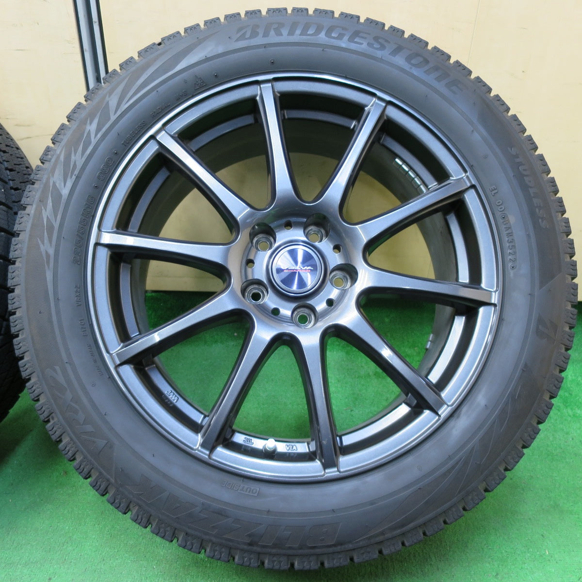 *送料無料* バリ溝！22年！キレイ！9.5分★スタッドレス 225/55R18 ブリヂストン ブリザック VRX2 VELVA CHARGE ヴェルヴァ 18インチ PCD114.3/5H★4060504イス