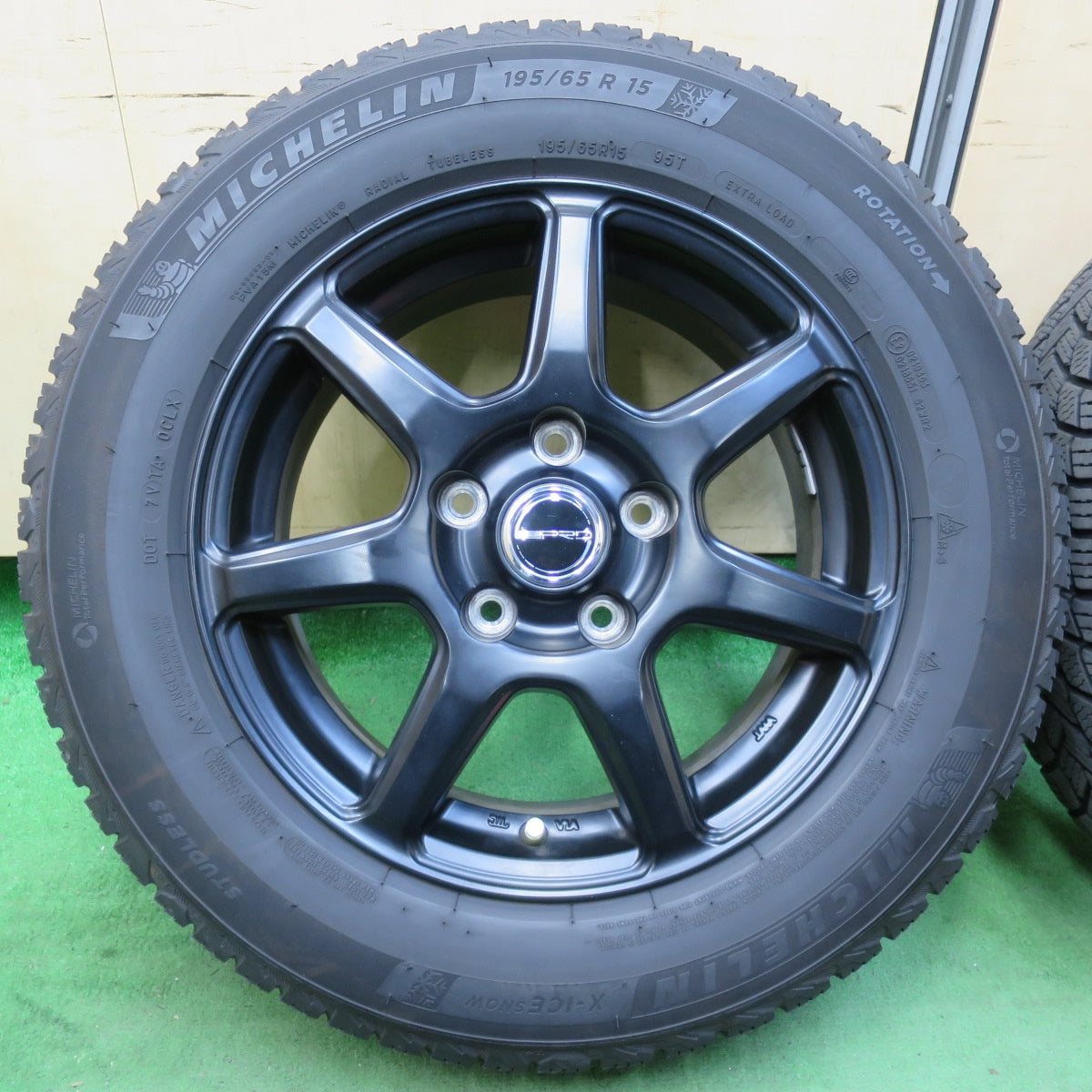 [送料無料] バリ溝！22年！キレイ！9分★スタッドレス 195/65R15 ミシュラン X-ICE SNOW PRD 社外 アルミ 15インチ PCD114.3/5H★5030602イス