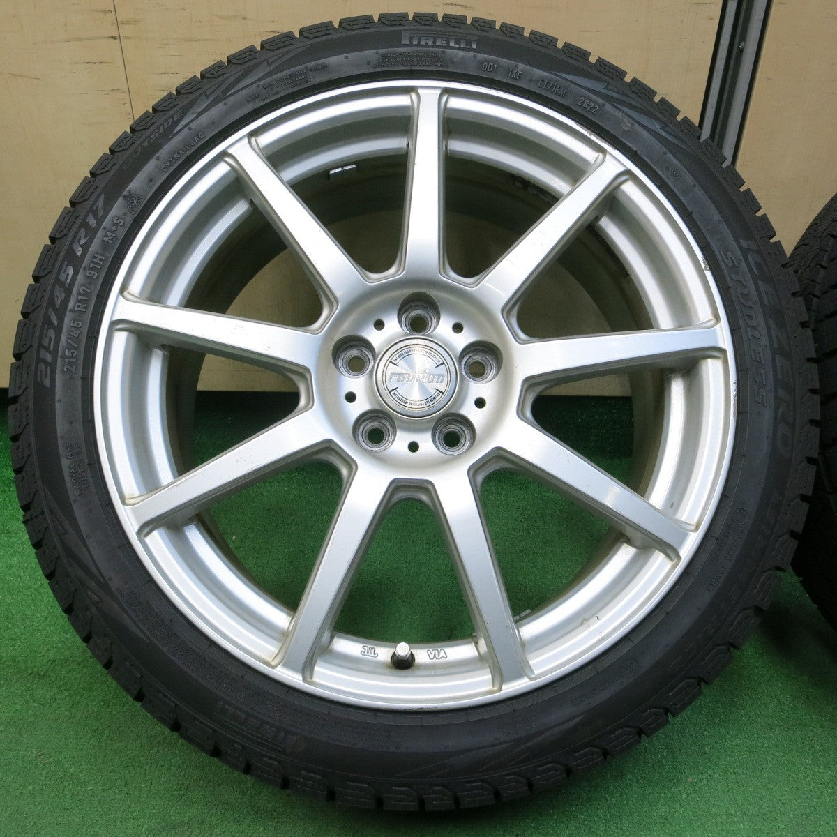 *送料無料* 超バリ溝！22年！9.5分以上★プリウス等 215/45R17 スタッドレス ピレリ アイスゼロ アシンメトリコ ravrion ラブリオン PCD100/5H★4031502イス