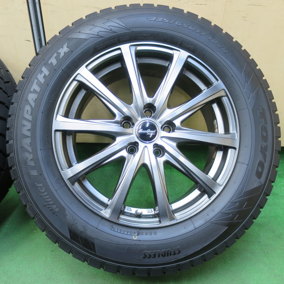 [送料無料] バリ溝！キレイ！9.5分以上★スタッドレス 225/65R17 トーヨー ウインター トランパス TX EuroSpeed MANARAY SPORT 17インチ PCD114.3/5H★4111501イス