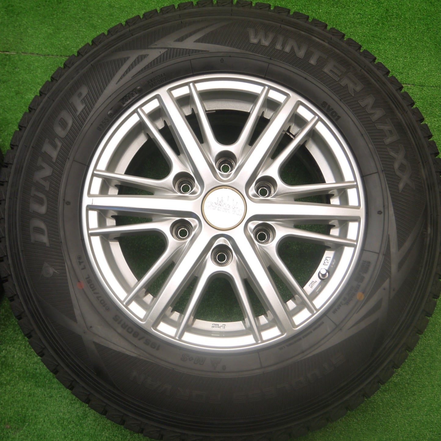 *送料無料* バリ溝！21年！キレイ！9.5分★ハイエース等 195/80R15 スタッドレス ダンロップ ウインターマックス SV01 Granverd グランバード PCD139.7/6H★4081904Hス