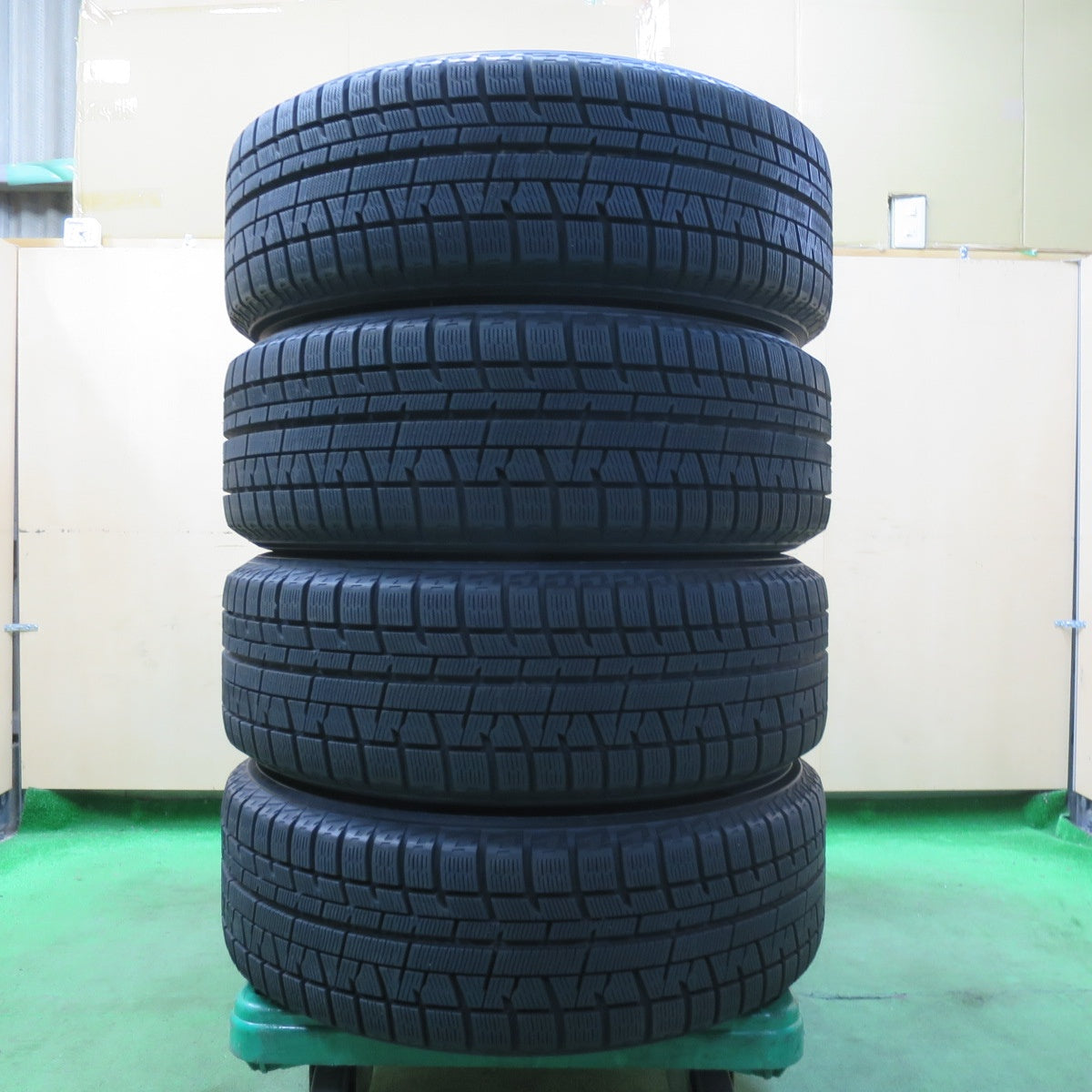 [送料無料] 超バリ溝！キレイ！ほぼ10分★スタッドレス 225/60R17 ヨコハマ アイスガード iG50 プラス SCHNEIDER シュナイダー 17インチ PCD114.3/5H★5012712イス