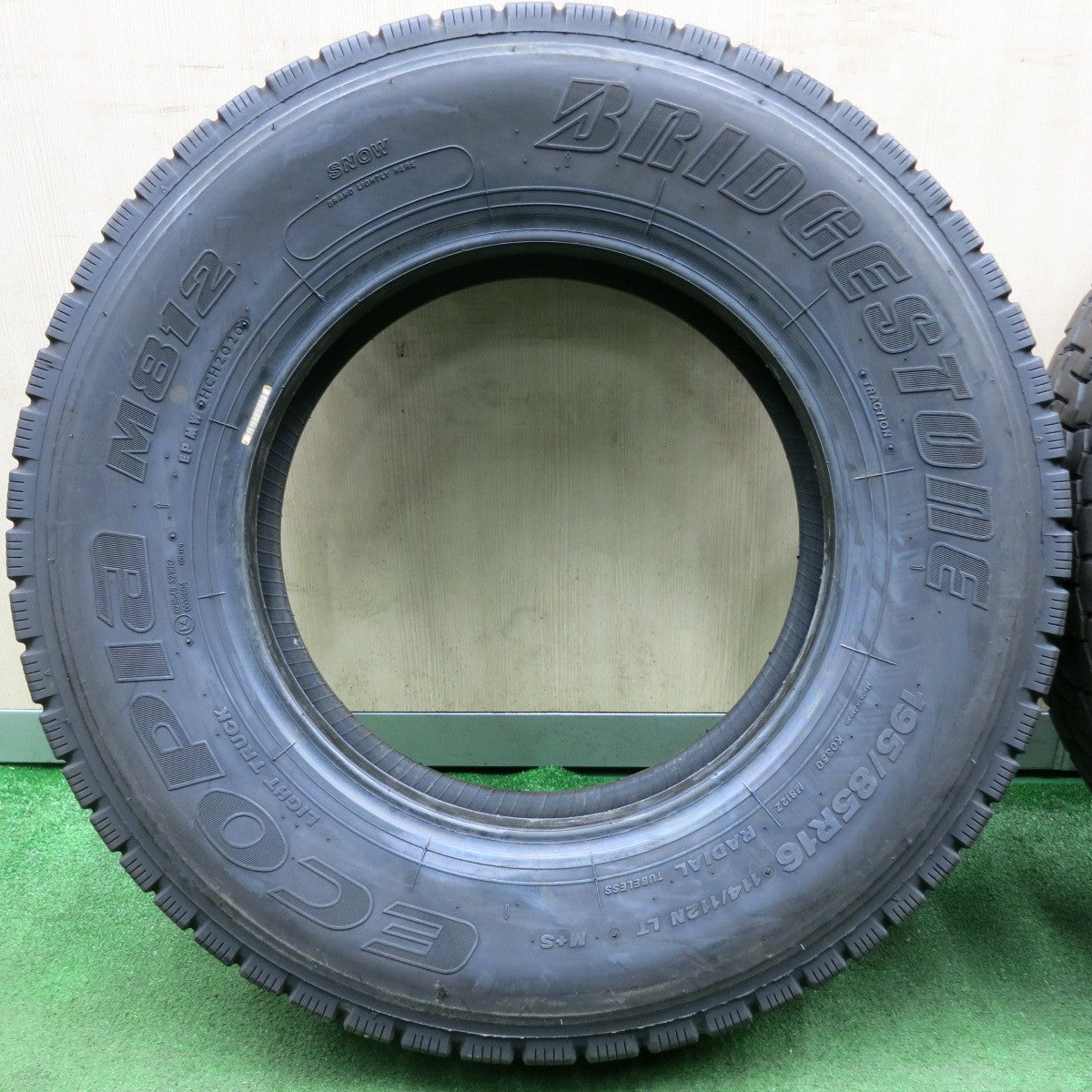 *送料無料* バリ溝！20年！9.5分★トラック タイヤ 195/85R16 114/112N ブリヂストン エコピア M812 ミックス オールシーズン 16インチ★4071315NJスタ