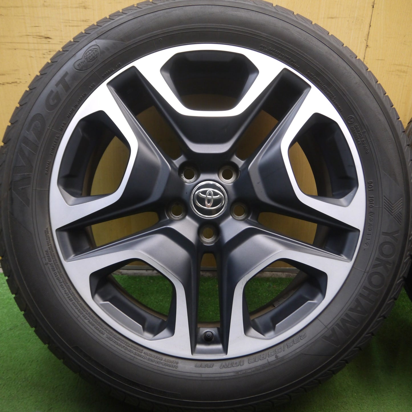 *送料無料* バリ溝！キレイ！9.5分★トヨタ RAV4 アドベンチャー 純正  235/55R19 ヨコハマ AVID GT S35 19インチ PCD114.3/5H★4051305Hノ