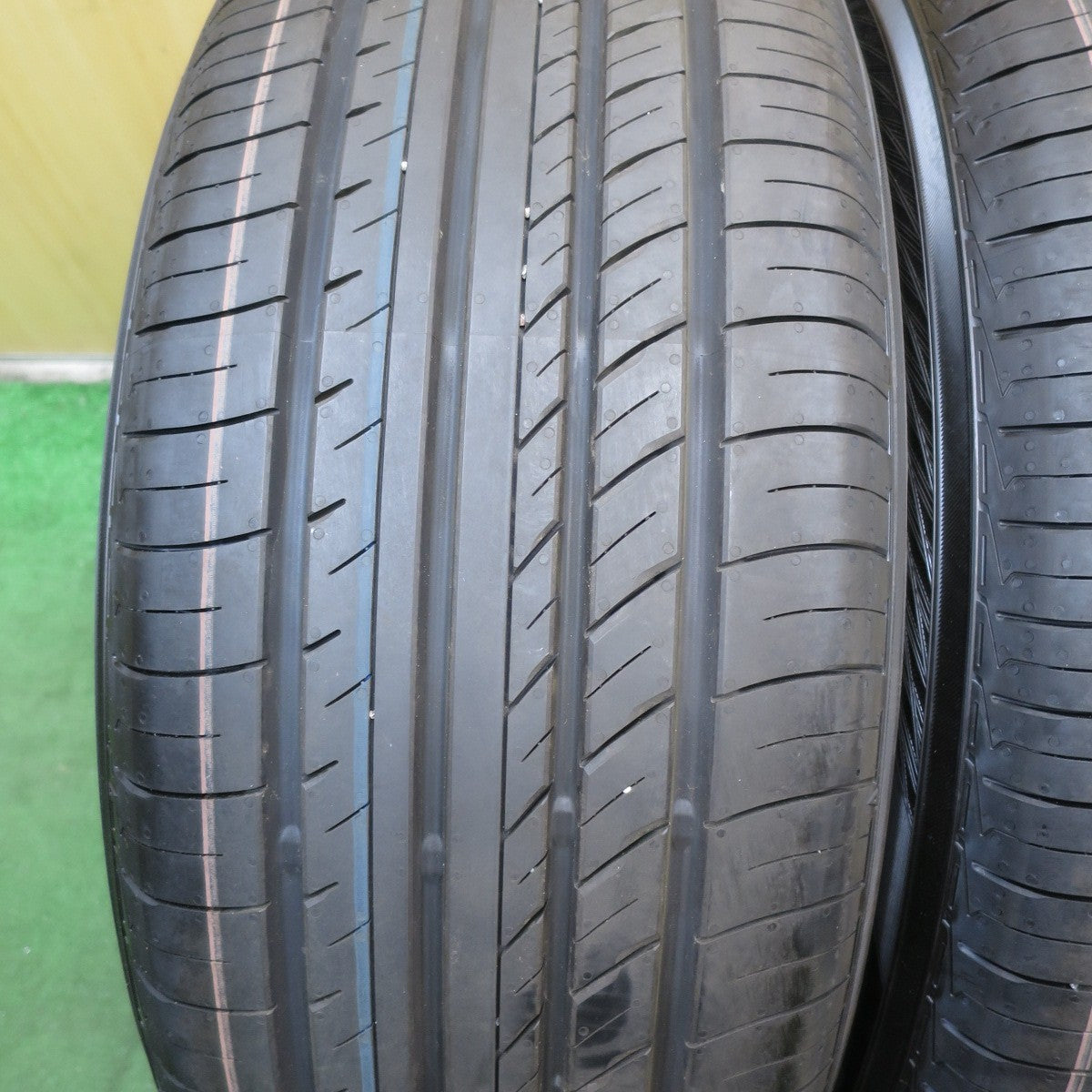 *送料無料* 新車外し！23年★225/55R18 ヨコハマ アドバン dB V552 タイヤ 18インチ エルグランド フォレスター デリカ 等★4033006KKノタ