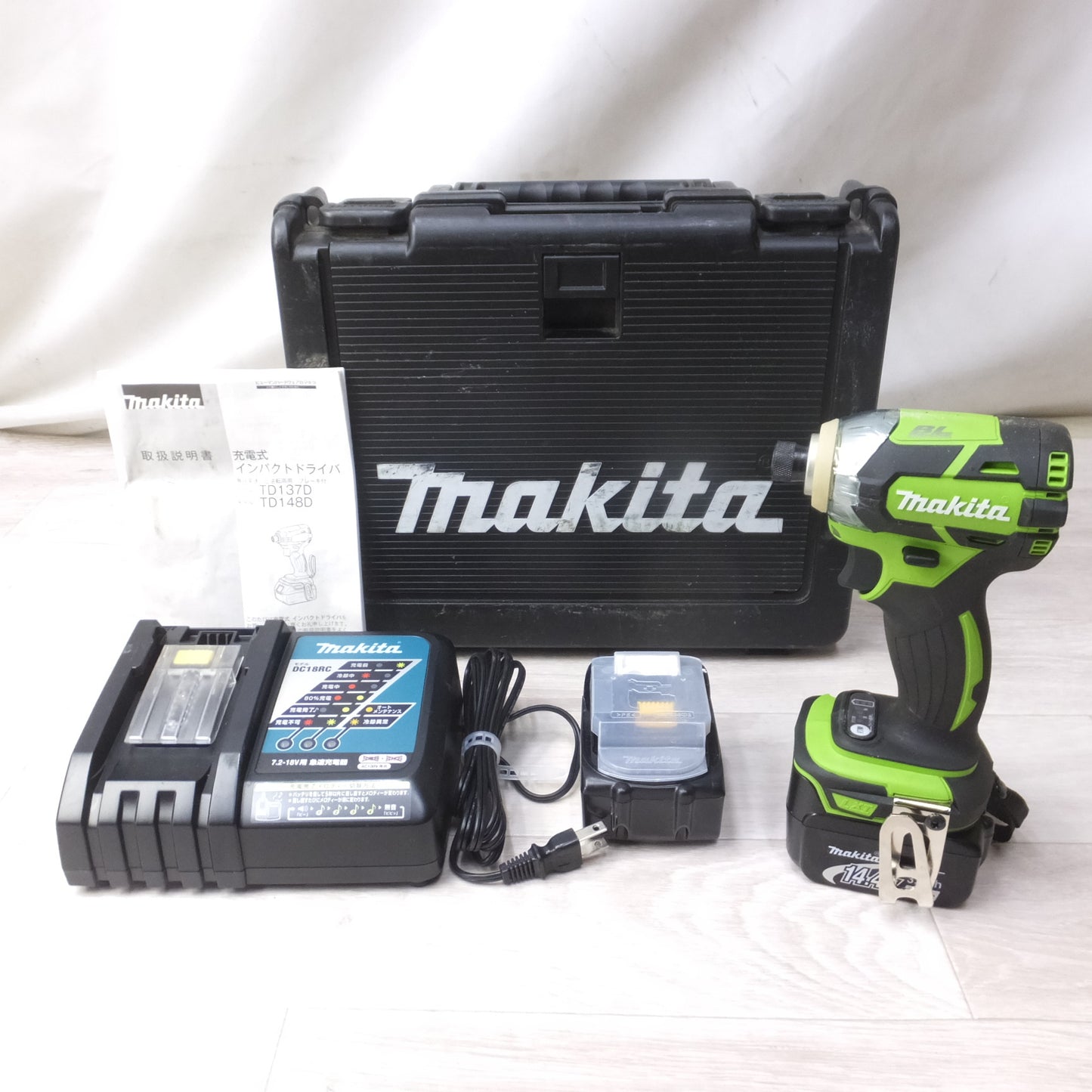 [送料無料] 美品◆makita マキタ 充電式インパクトドライバ TD137D 14.4V バッテリー2個 充電器付き 電動工具◆