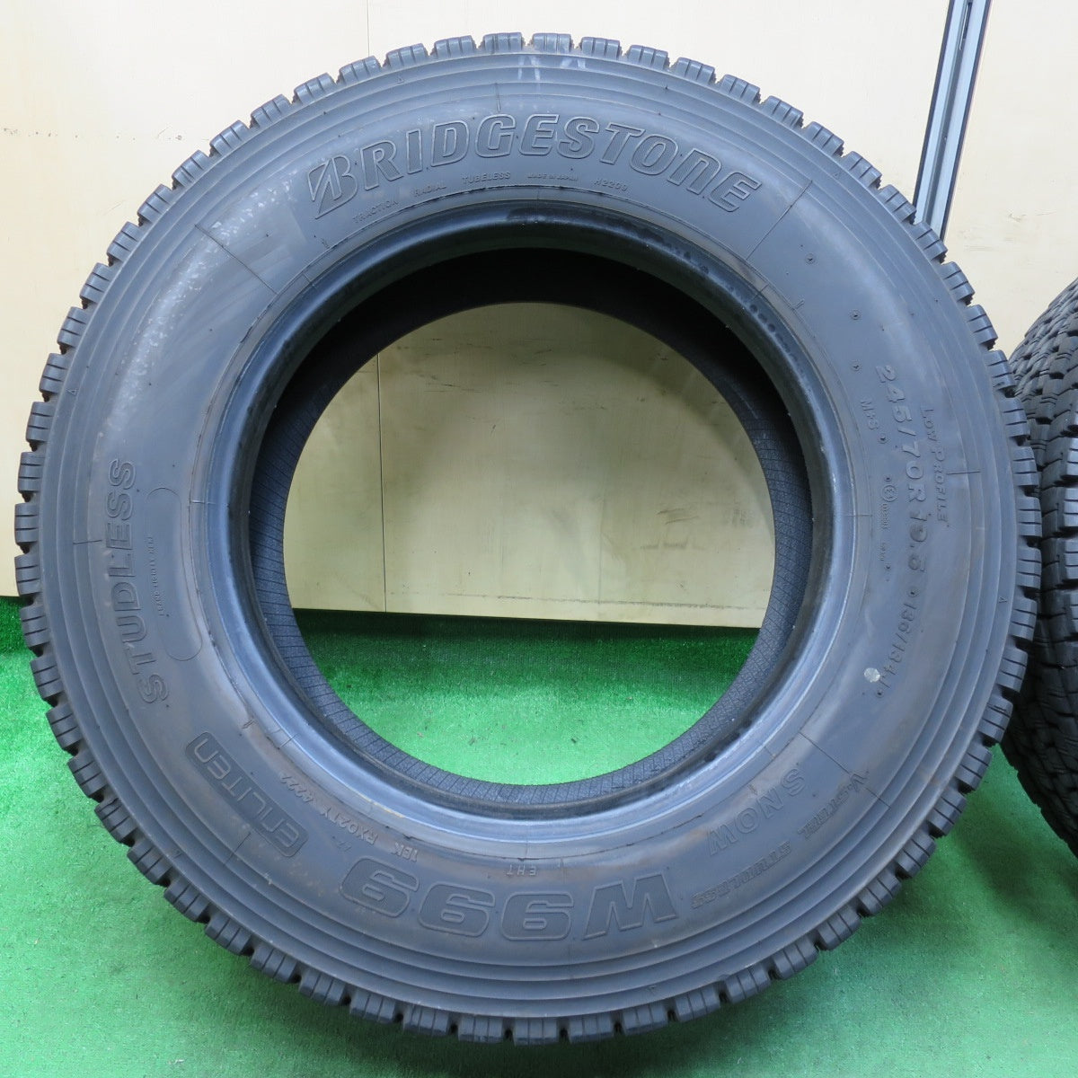 *送料無料* バリ溝！22年！9分★トラック タイヤ 245/70R19.5 136/134J スタッドレス ブリヂストン W999  19.5インチ★4061711イスタ