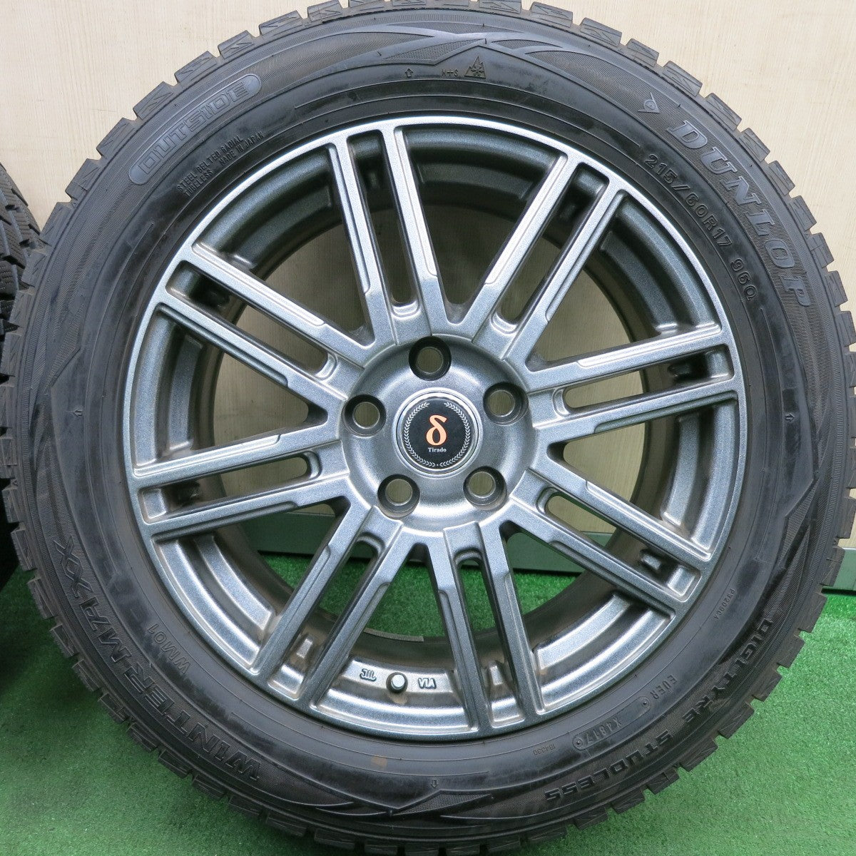 *送料無料* バリ溝！キレイ！9.5分★スタッドレス 215/60R17 ダンロップ ウインターマックス WM01 Tiradoδ ティラード 17インチ PCD114.3/5H★4052201HAス