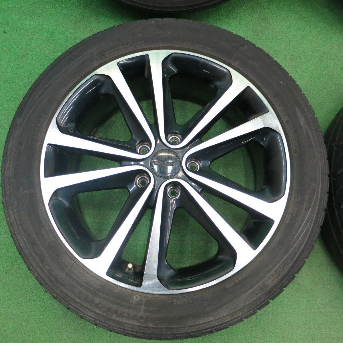 *送料無料* バリ溝！8.5分★WREST 225/50R18 トーヨー トランパス MPZ ヴァレスト 18インチ PCD114.3/5H★4051008ナノ