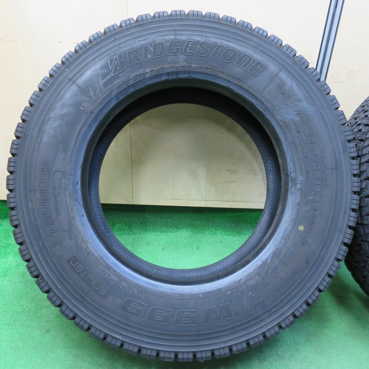 *送料無料* バリ溝！22年！9.5分★トラック タイヤ 245/70R19.5 136/134J スタッドレス ブリヂストン W999 19.5インチ★4061712イスタ