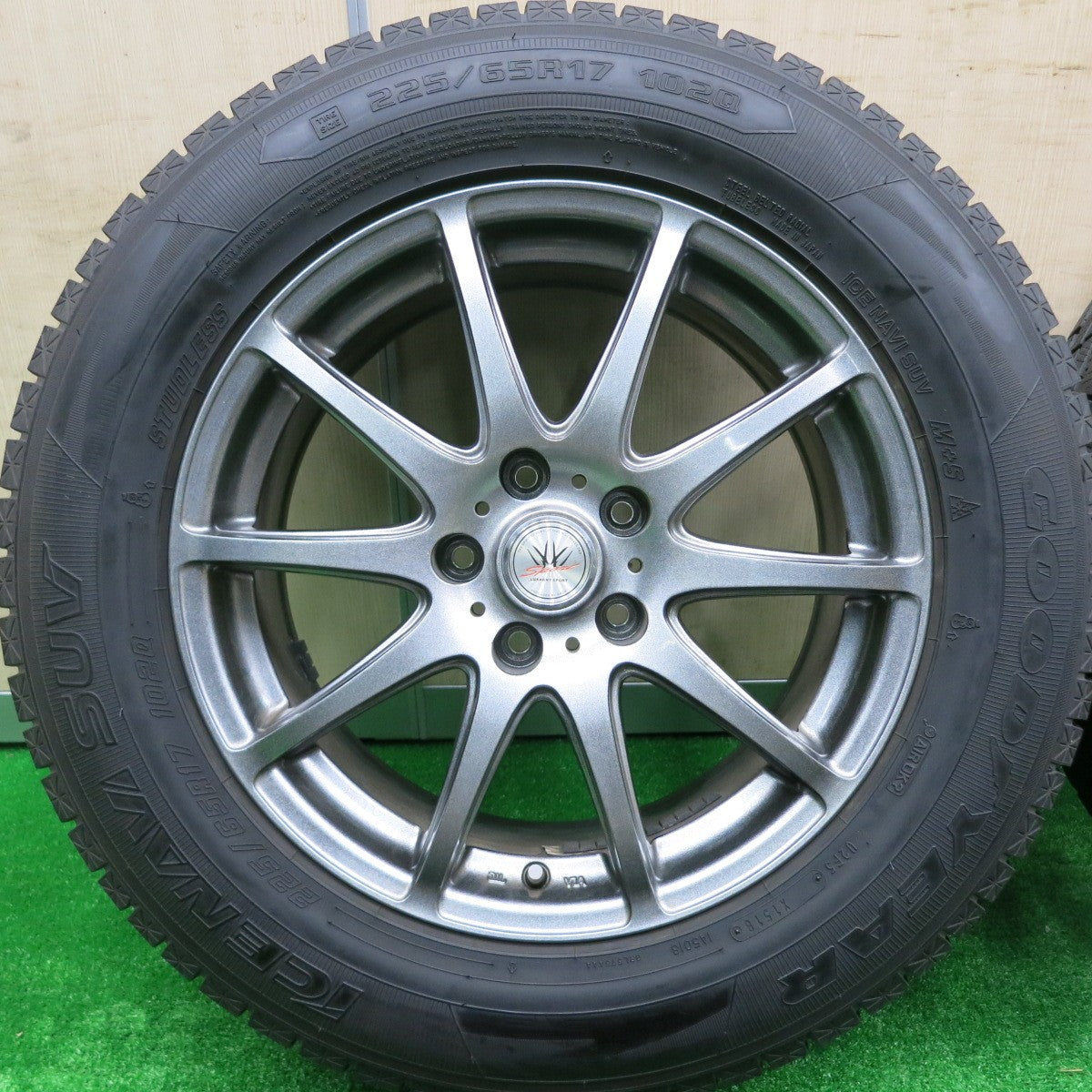 *送料無料* バリ溝！キレイ！9.5分以上★LOXARNY SPORT 225/65R17 スタッドレス グッドイヤー アイスナビ SUV ロクサーニ 17インチ PCD114.3/5H★4072502HAス