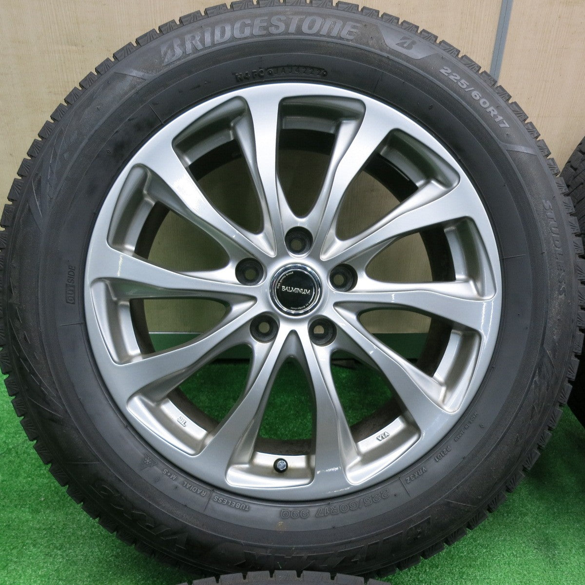 [送料無料] バリ溝！22年！キレイ！9分★スタッドレス 225/60R17 ブリヂストン ブリザック VRX3 BALMINUM バルミナ 17インチ PCD114.3/5H★4111805TNス