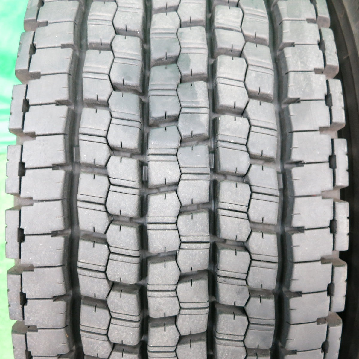 *送料無料* バリ溝！23年！9.5分★トラック タイヤ 245/70R19.5 136/134J スタッドレス ブリヂストン W999 19.5インチ★4042403ナスタ