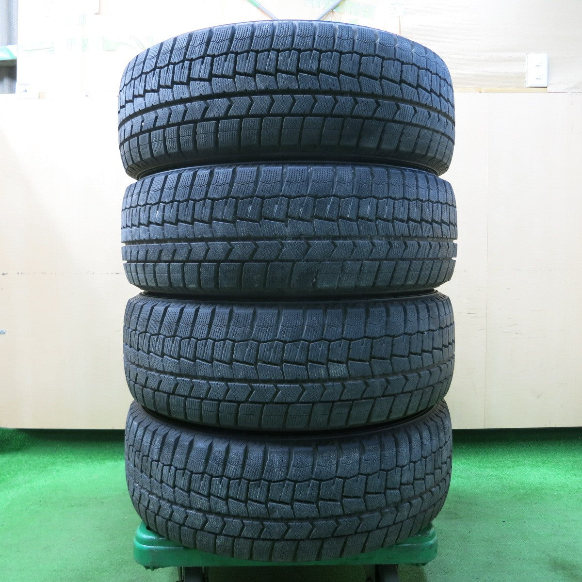 *送料無料* バリ溝！9.5分以上★スタッドレス 225/55R18 ダンロップ ウインターマックス WM02 PRD 18インチ PCD114.3/5H★4041801イス