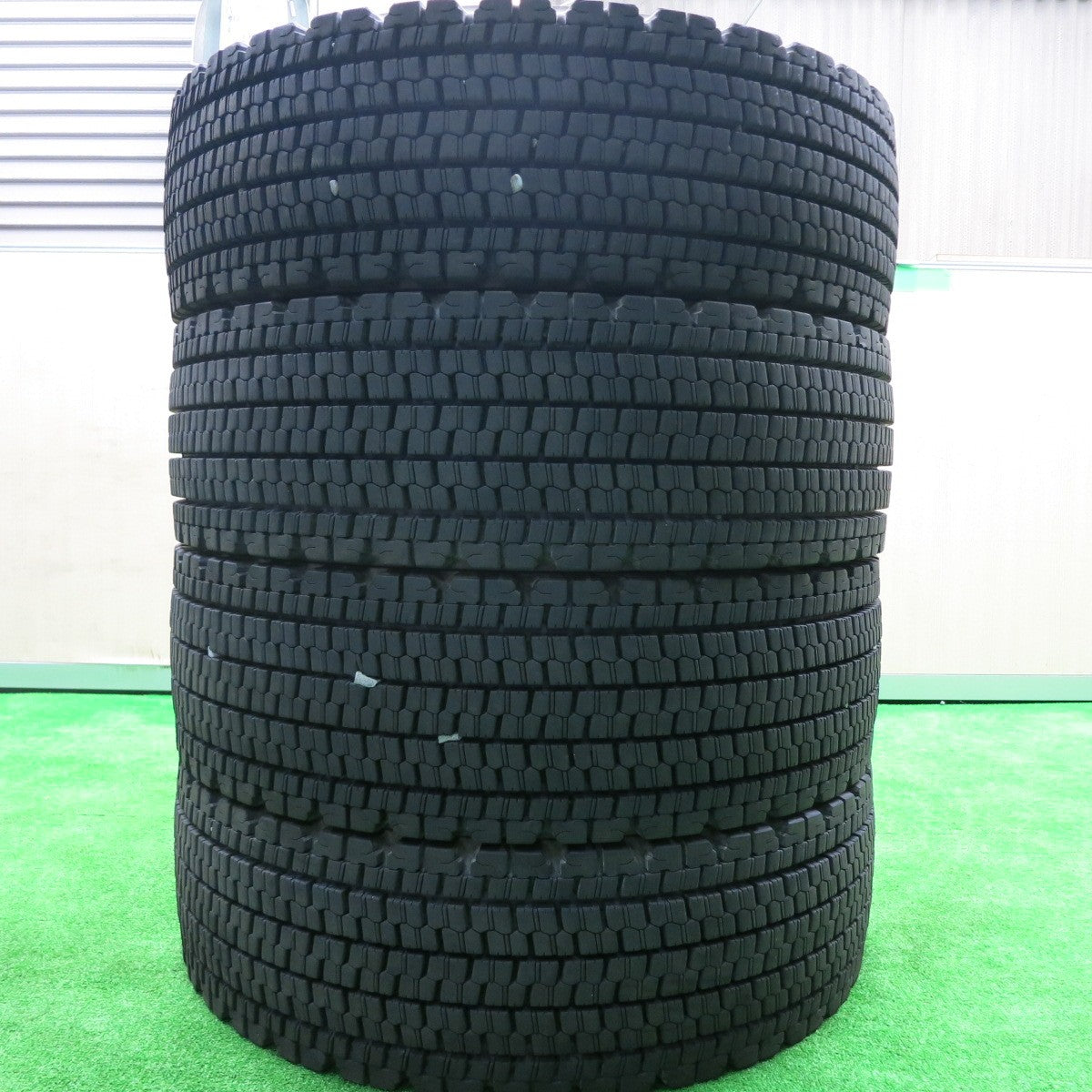 *送料無料* バリ溝！23年！9.5分★トラック タイヤ 265/70R19.5 140/138J スタッドレス ブリヂストン W900 19.5インチ★4080702HAスタ