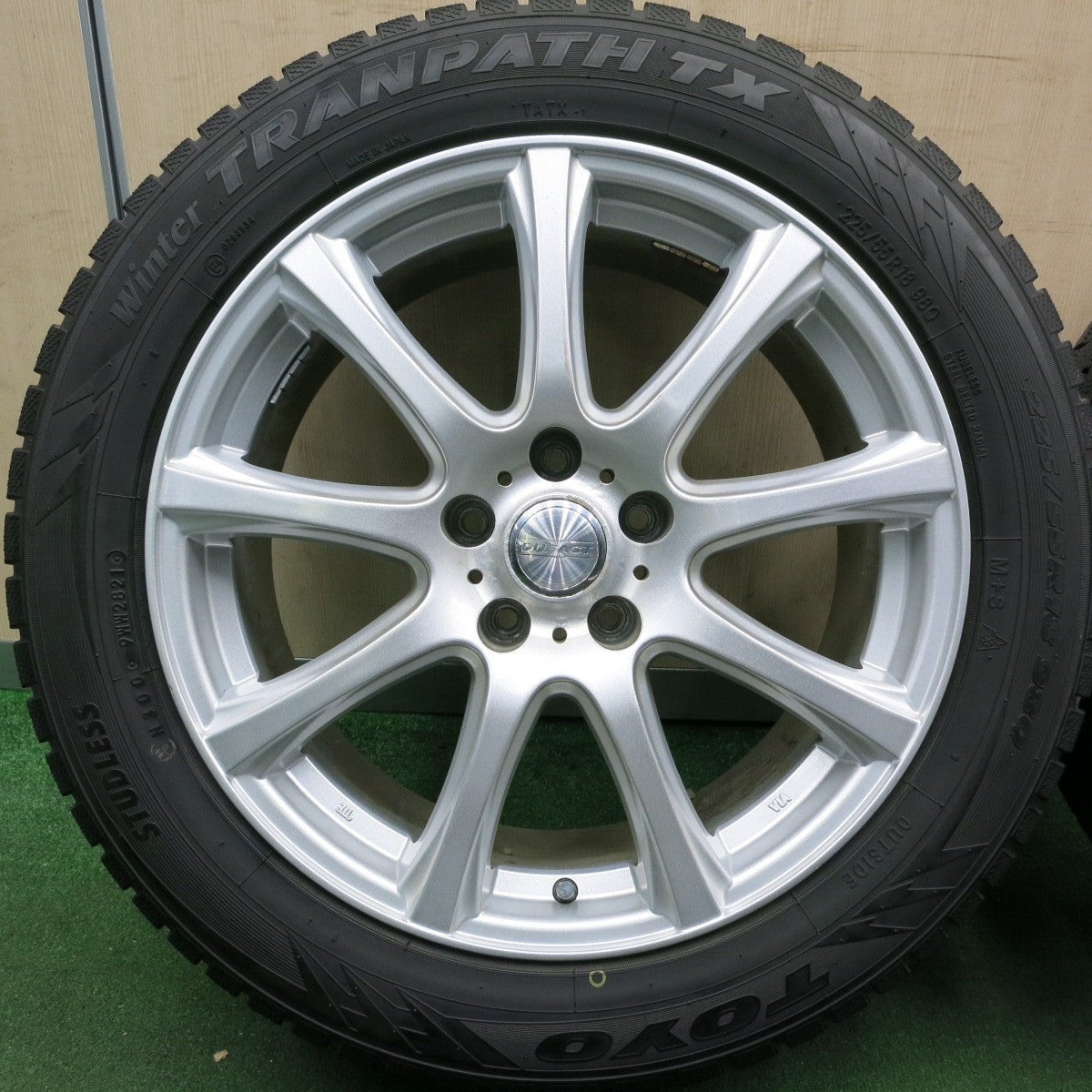 *送料無料* バリ溝！21年！9.5分★スタッドレス 225/55R18 トーヨー ウインター トランパス TX DUFACT デュファクト 18インチ PCD114.3/5H★4051504HAス