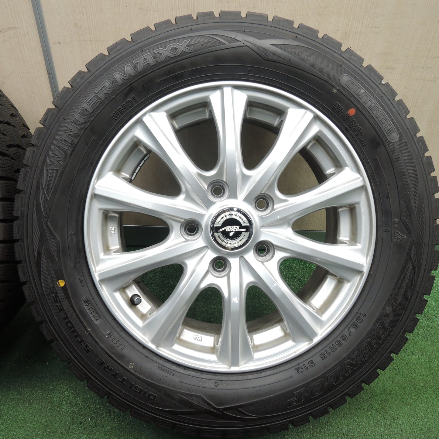 *送料無料* バリ溝！キレイ！9.5分以上★スタッドレス 195/65R15 ダンロップ ウインターマックス WM01 AXEL アクセル 15インチ PCD114.3/5H★4031806TNス