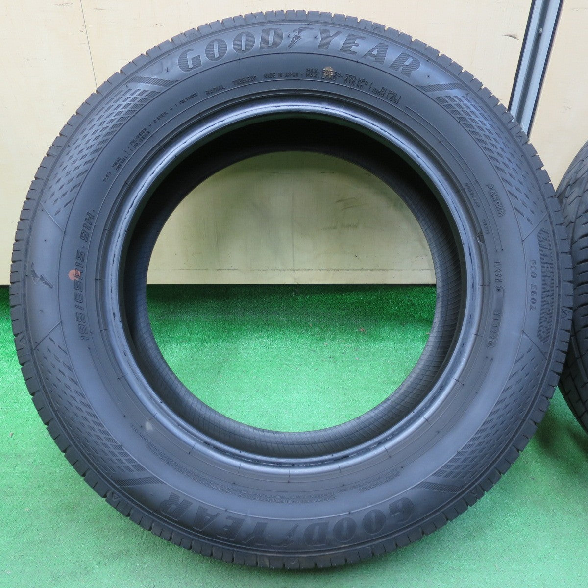 [送料無料] バリ溝！22年！9.5分★195/65R15 グッドイヤー EfficientGrip ECO EG02 タイヤ 15インチ プリウス ヴォクシー ノア 等★4101101イノタ